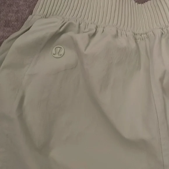 Lululemon Stretch Woven Relaxed-Fit High-Rise Short 4"
Kohlrabi Green - Picture 7 of 9